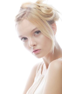 Beyaz arka plan yakın çekim güzel sarışın kız