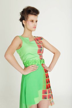 Parlak yeşil giysili bir modeldir