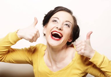 genç kız ile iki el başparmak kadar verir