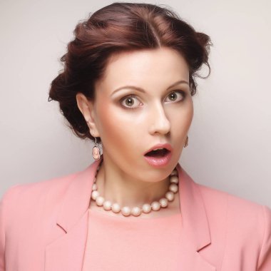 Güzel, genç, şaşkın kadın.