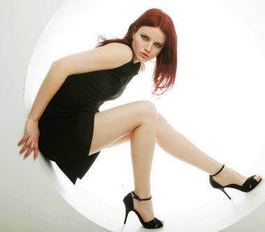 bir daire içinde oturan kız