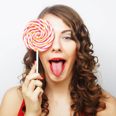 Genç cinsel kadın holding lolipop. 