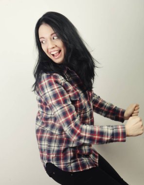 Güzel genç mutlu esmer kadın. 