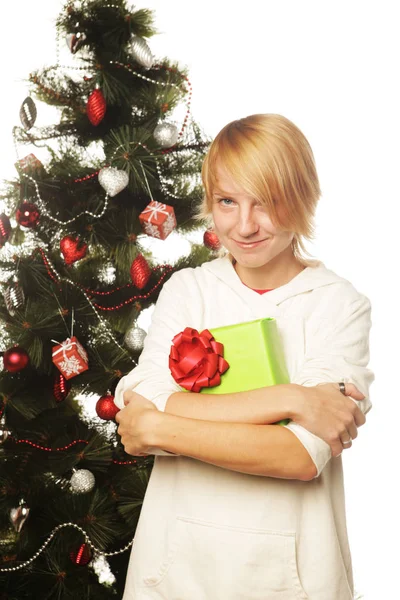 Mujer feliz con caja de regalo y árbol de Navidad — Foto de Stock