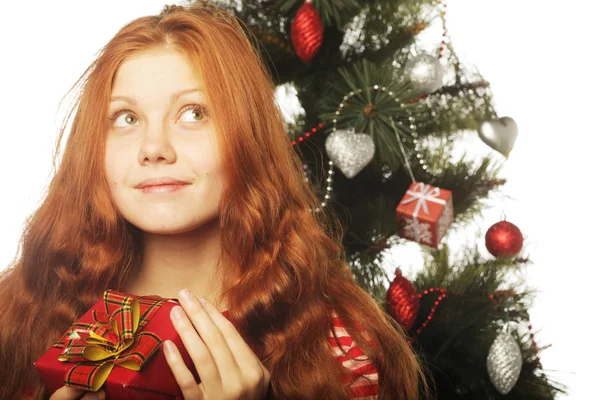 Mujer feliz con caja de regalo y árbol de Navidad — Foto de Stock