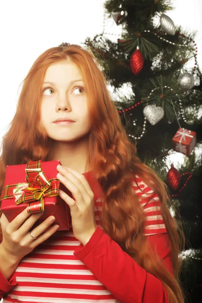 Mujer feliz con caja de regalo y árbol de Navidad — Foto de Stock