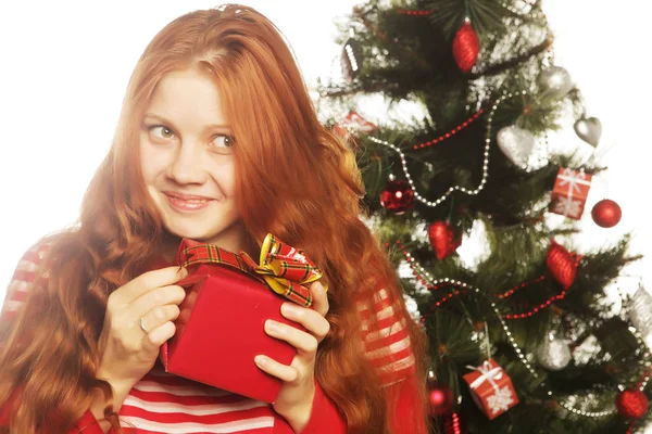 礼品盒、 圣诞树的女人 — 图库照片