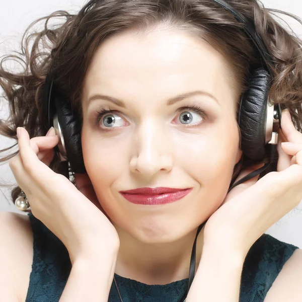 Jeune femme avec écouteurs écouter de la musique — Photo