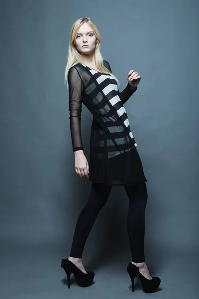 Blondes Model posiert im Studio — Stockfoto