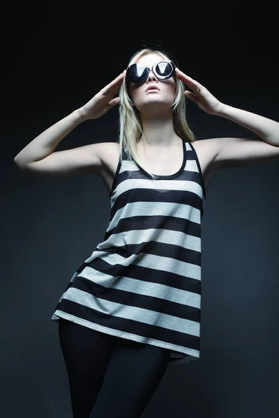 Μοντέλο φορώντας γυαλιά ηλίου που θέτουν στο στούντιο — Φωτογραφία Αρχείου