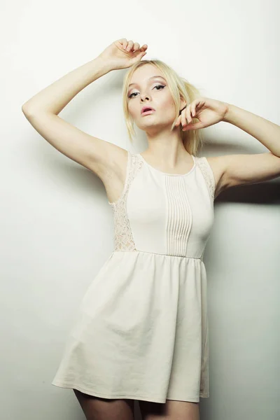 Divat szőke nő fehér ruhában pózol stúdió — Stock Fotó