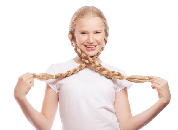 Retrato de uma bela menina loira europeia com tranças . — Fotografia de Stock