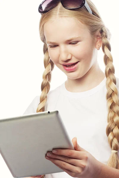 Jolie petite fille avec une tablette PC — Photo