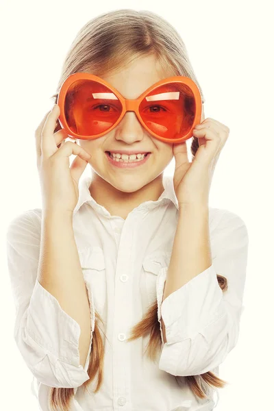 Glad liten tjej med rolig orange carnaval glasögon — Stockfoto