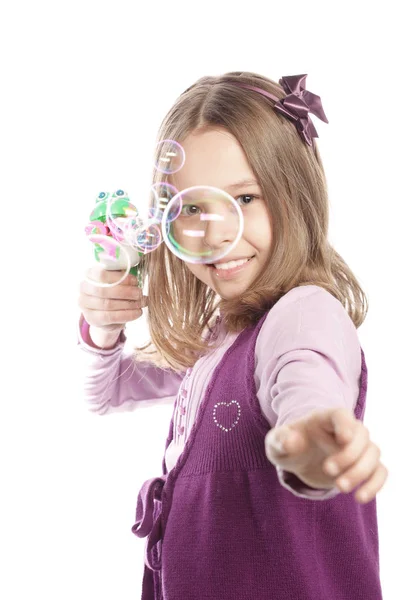 Niña soplando burbujas de jabón — Foto de Stock