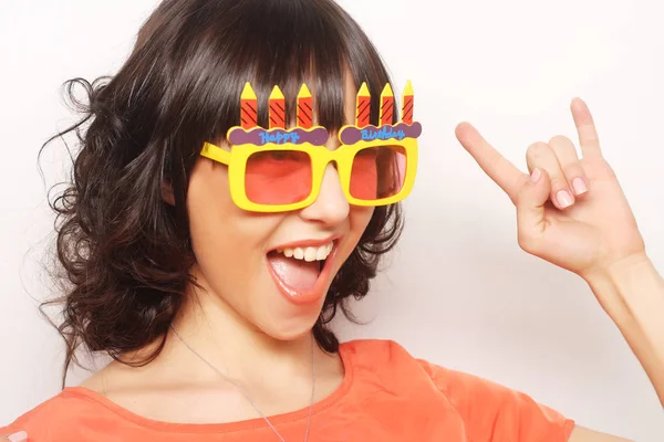 Glückliche Frau mit großer orangefarbener Sonnenbrille — Stockfoto