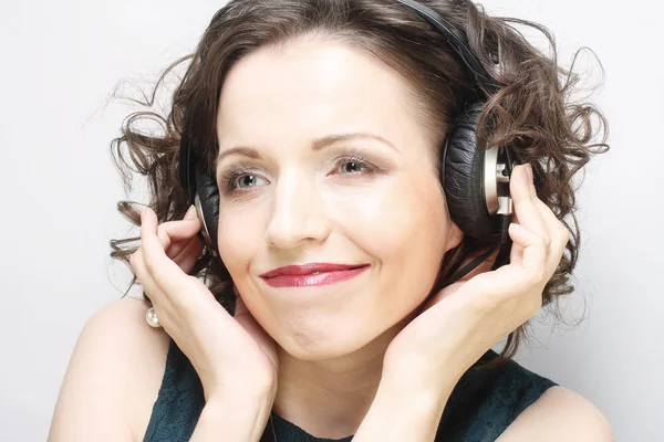 Junge Frau mit Kopfhörern hört Musik — Stockfoto