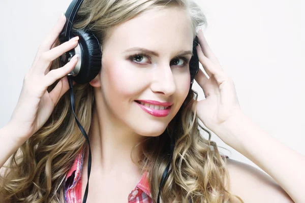 Mujer con auriculares escuchando música —  Fotos de Stock