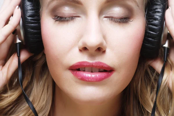 Mujer con auriculares escuchando música — Foto de Stock