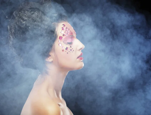 Mujer con maquillaje artístico brillante — Foto de Stock