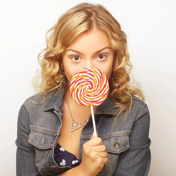 Vacker ung kvinna med stora färgglada lollipop — Stockfoto