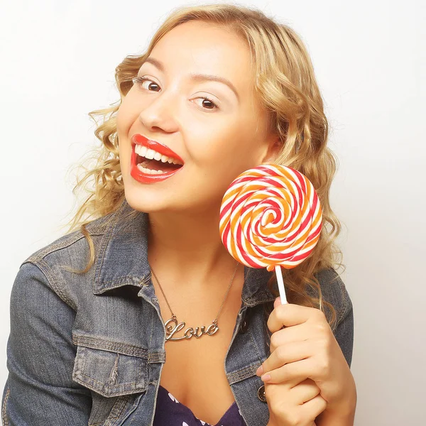 Hermosa mujer joven con gran piruleta colorida —  Fotos de Stock