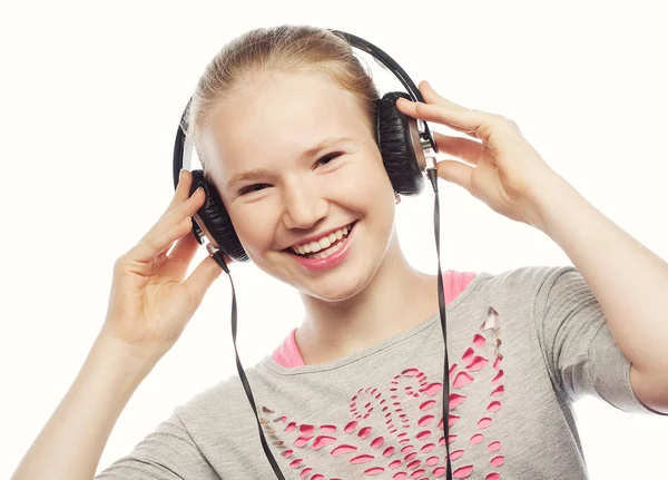 Hermosa niña feliz con auriculares — Foto de Stock