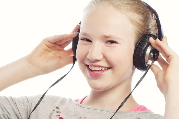 Hermosa niña feliz con auriculares — Foto de Stock