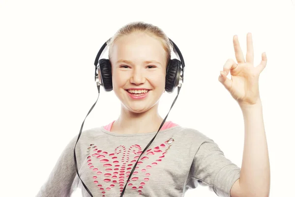 Chica feliz con auriculares — Foto de Stock