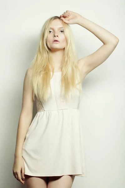 Jovem mulher da moda em vestido branco posando em estúdio — Fotografia de Stock