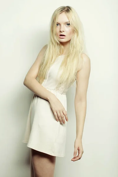 Studio poz beyaz elbiseli genç moda kadın — Stok fotoğraf