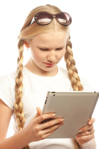 通过使用 tablet pc 的漂亮的小女孩 — 图库照片