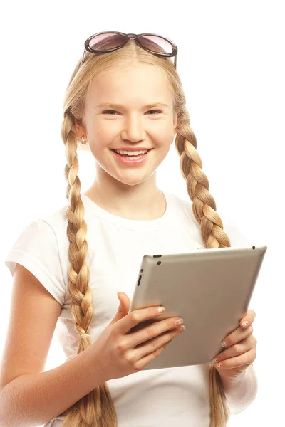 通过使用 tablet pc 的漂亮的小女孩 — 图库照片