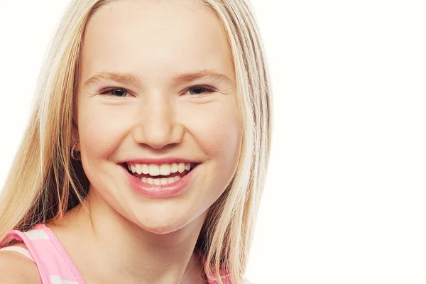 Pequena menina feliz com grande sorriso . — Fotografia de Stock