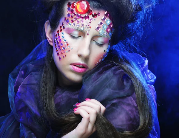 Hermosa mujer con brillante maquillaje creativo —  Fotos de Stock