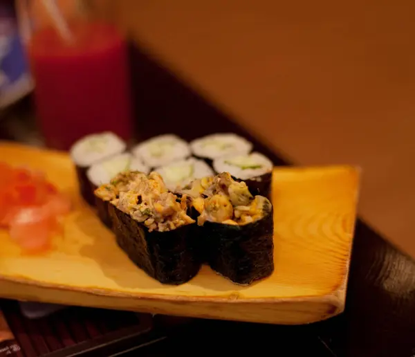 Rouleaux maki servis sur plaque de bois — Photo