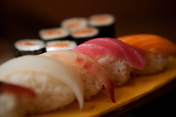 Νόστιμο σούσι στο ιαπωνικό εστιατόριο — Φωτογραφία Αρχείου