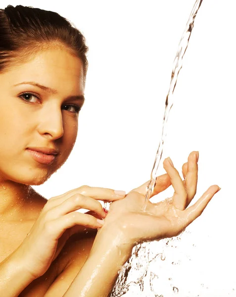 Fêmea com uma gota de água em seu rosto puro — Fotografia de Stock