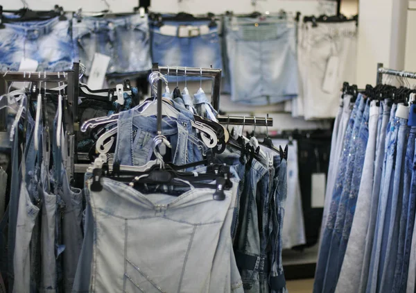 Sorban akasztott blue Jeans az üzletben — Stock Fotó