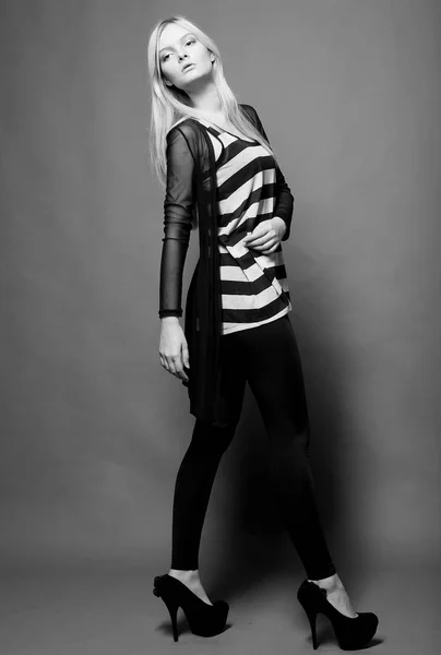 Blond modell poserar i studio — Stockfoto