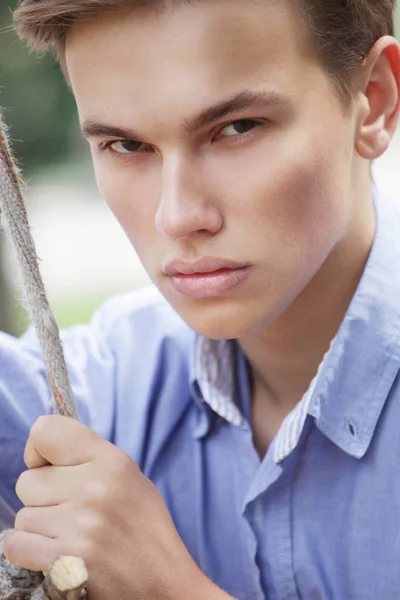 Stijlvolle man portret in zomer park. — Stockfoto