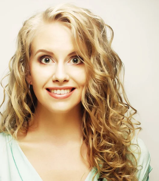 Blond flicka ler och skrattar — Stockfoto