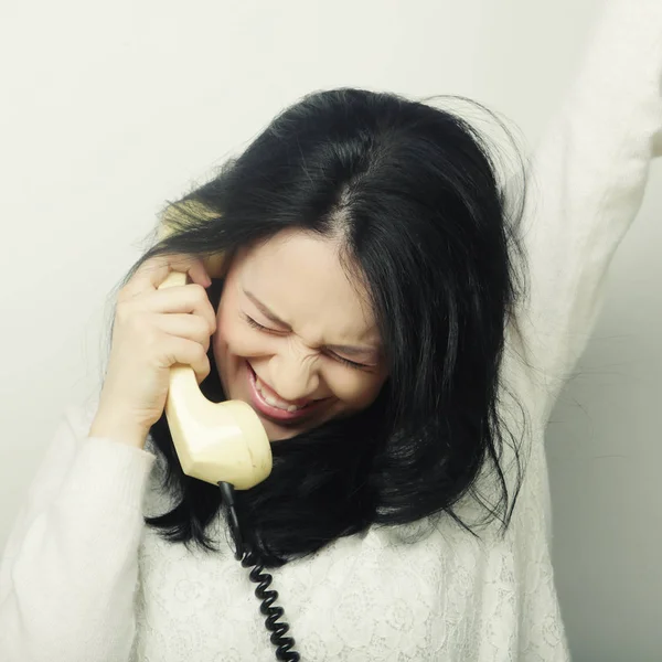 Chica furiosa con teléfono vintage —  Fotos de Stock