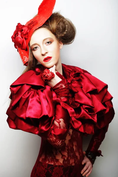 Modelo de moda en traje rojo brillante y sombrero rojo — Foto de Stock
