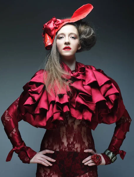 Modelo de moda em traje vermelho brilhante e chapéu vermelho — Fotografia de Stock