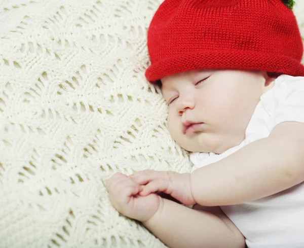 Sladký sen o miminko v červeném klobouku — Stock fotografie