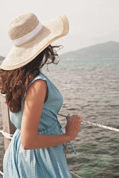 Jovem mulher na ponte. Hora de verão . — Fotografia de Stock