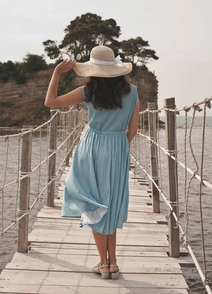 Junge Frau auf Brücke. Sommerzeit. — Stockfoto