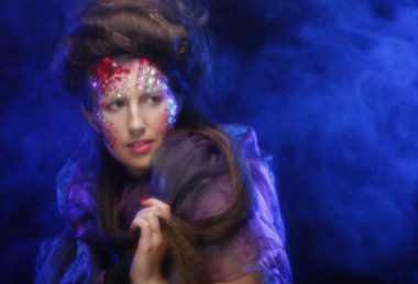 Güzel kadın parlak yaratıcı makyaj