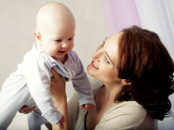 Lykkelig mor og barn – stockfoto